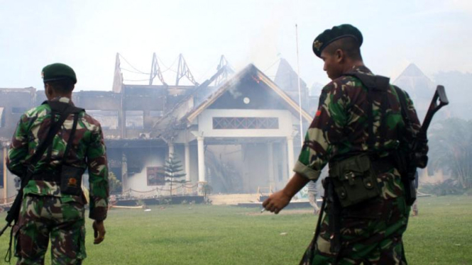 Kantor Bupati Bima dibakar massa