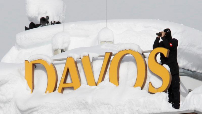 Polisi Swiss berjaga di lokasi Forum Ekonomi Dunia 2012 di Davos