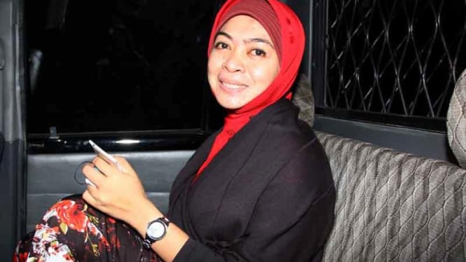 Politisi PAN, Wa Ode Nurhayati, saat ditahan KPK