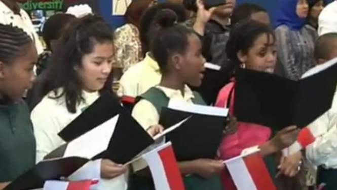Murid-murid SD di AS menyanyikan lagi Indonesia Raya
