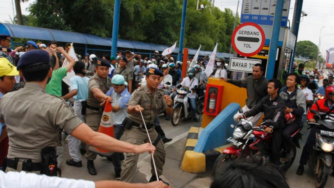 Demo Warga Pintu Tol Jatibening  Ditutup