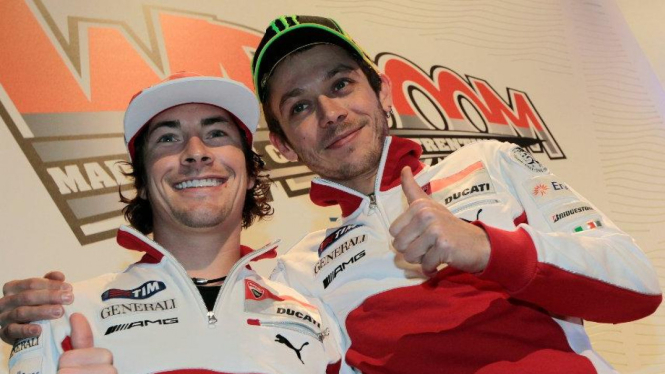 Nicky Hayden (kiri) dan Valentino Rossi ketika di Ducati.