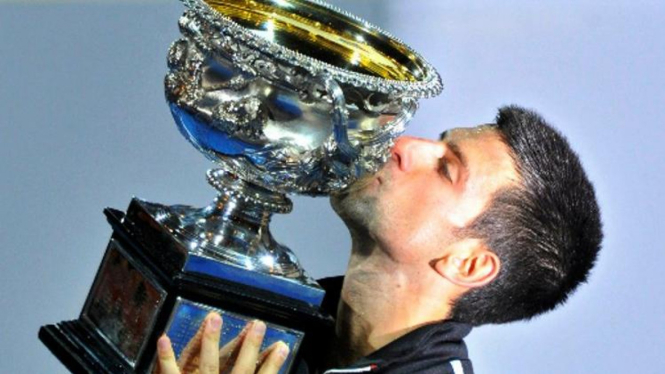 Novak Djokovic mencium trofi Australian Open 2012