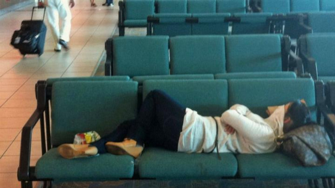 Tidur di bandara