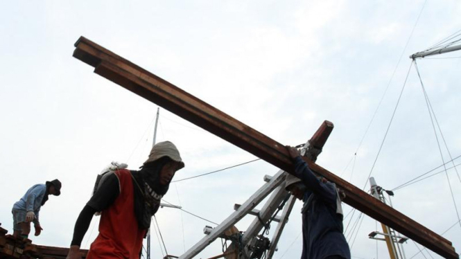 Musim Hujan Ganggu Aktivitas Pengiriman Kayu di Pelabuhan Sunda Kelapa