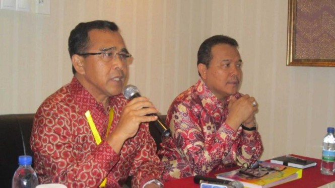 Ketua Umum KONI, Tono Suratman (kiri), dan Gubernur Riau Rusli Zainal