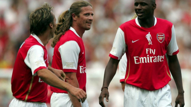 Emmanuel Petit (tengah) saat masih bermain di Arsenal.