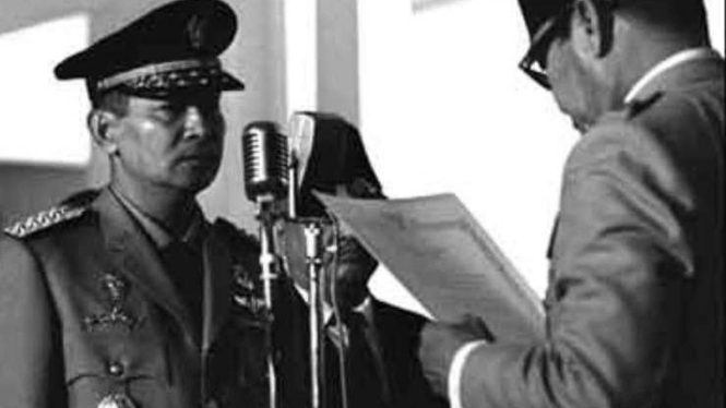 ilustrasi Soeharto (kiri) ketika diangkat menjadi Menpangad.