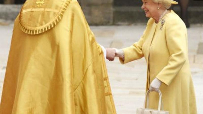 Ratu Elizabeth selalu menenteng tas