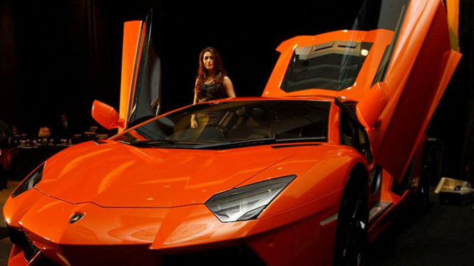 Launching Lamborghini Aventador LP 700-4