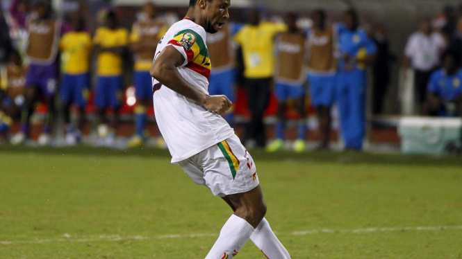 Seydou Keita menendang penalti saat melawan Gabon