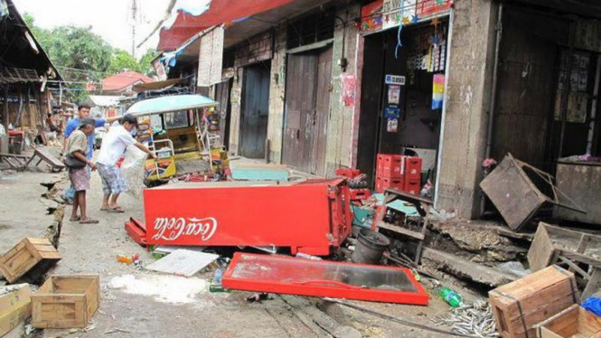 Kota Negros Oriental, Filipina, porak-poranda diguncang gempa bumi