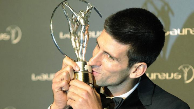 Novak Djokovic menggenggam trofi Laureus
