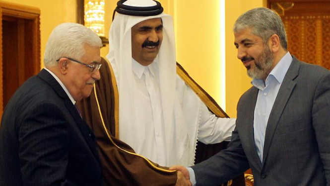 Mahmoud Abbas (ki) dan Pemimpin Hamas Khaled Meshaal (ka)