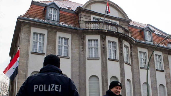 Polisi berjaga di depan Kedutaan Besar Suriah di Berlin, Jerman.