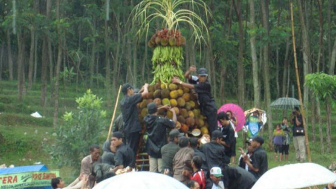 Acara kenduri durian di Jombang.