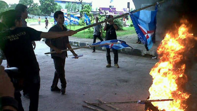 Demonstran bakar bendera Partai Demokrat