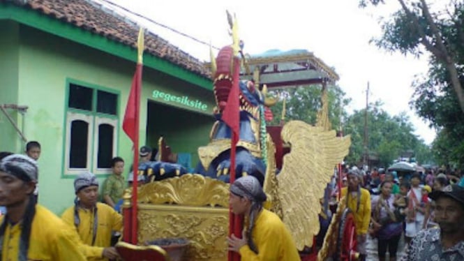 Kirab budaya muludan di Gegesik Cirebon