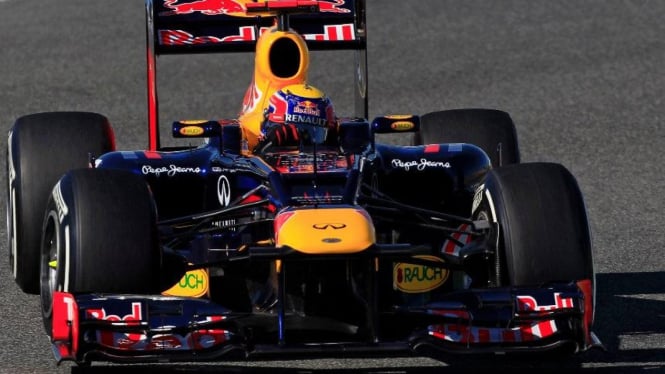 Mark Webber dengan mobil Red Bull Racing RB8