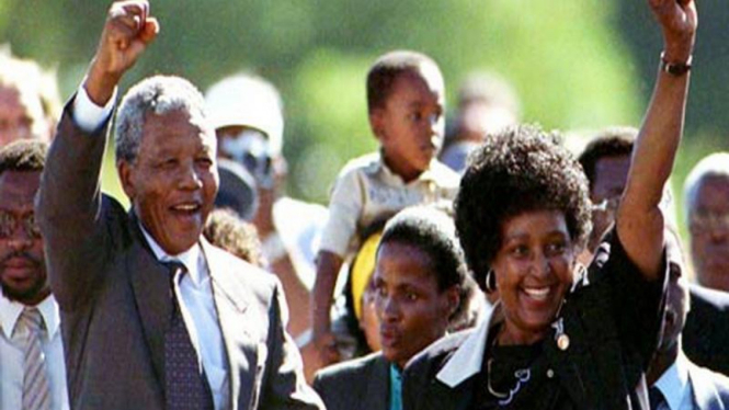 Nelson Mandela bersama istri pada Februari 1990