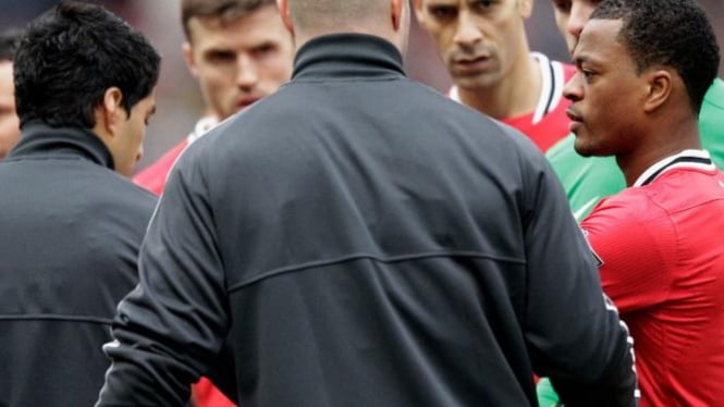 Luis Suarez ketika menolak berjabat tangan dengan Patrice Evra 