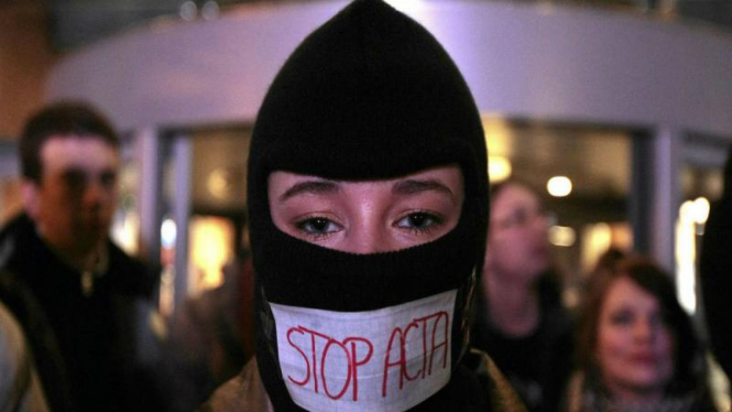 Salah satu pengunjuk rasa gerakan anti-ACTA