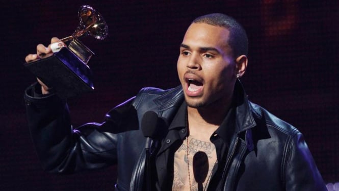 Chris Brown di ajang Grammy Awards ke-54