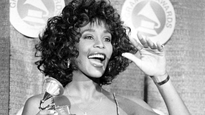 Whitney Houston dalam kenangan.