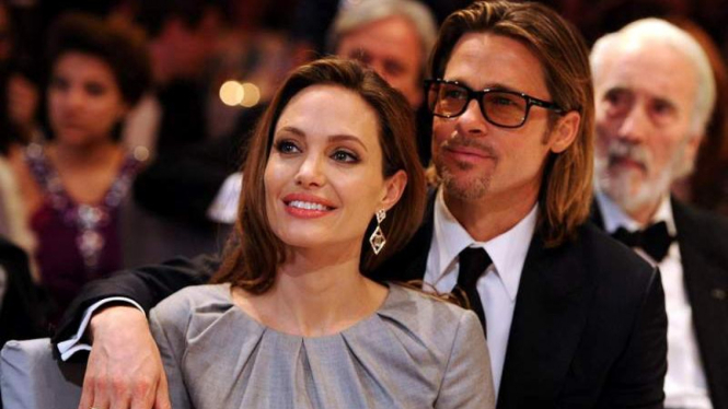 Angelina Jolie dan Brad Pitt saat masih mesra.