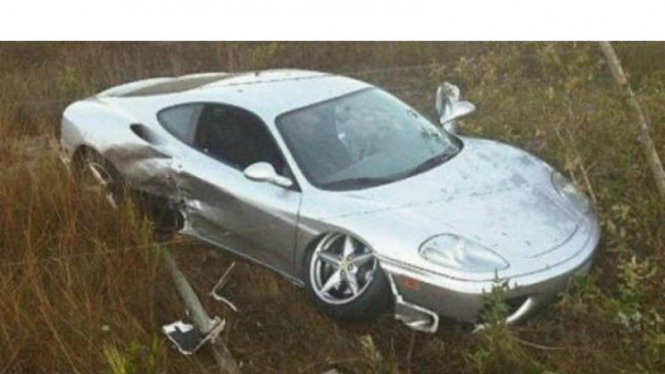 Ferrari 360 Modena produksi tahun 2006 mengalami kecelakaan di Brazil
