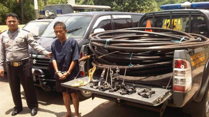 Tersangka Pencuri Kabel BTS Saat Diamankan Polsek Beber, Kabupaten Cirebon