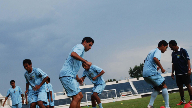 Para pemain Persela Lamongan sedang latihan