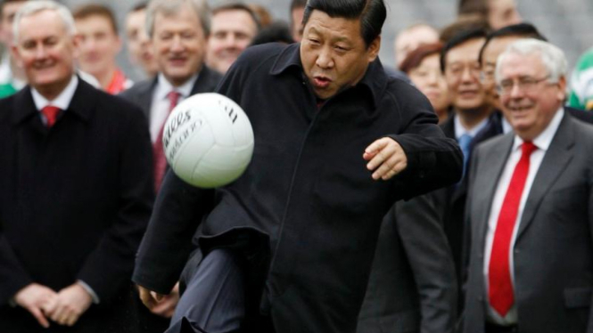 Wakil Presiden China Xi Jinping bermain sepak bola di Dublin, Irlandia