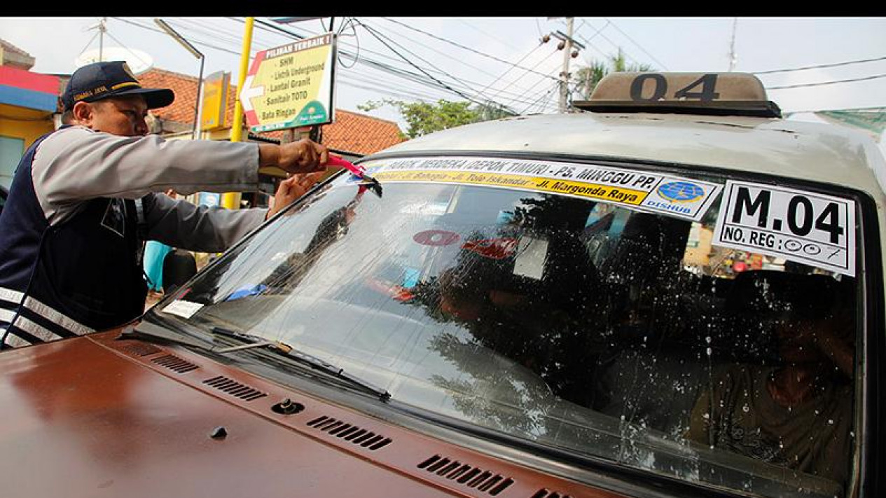 Pemasangan Stiker Trayek Angkot VIVA