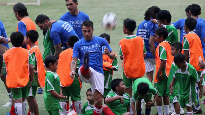 Coaching Clinic Oleh Bintang Sepakbola Dunia di Jakarta