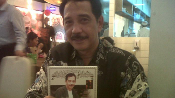 Deputi Kemenko Perekonomian Edy Putra Irawadi menunjukan album lagunya