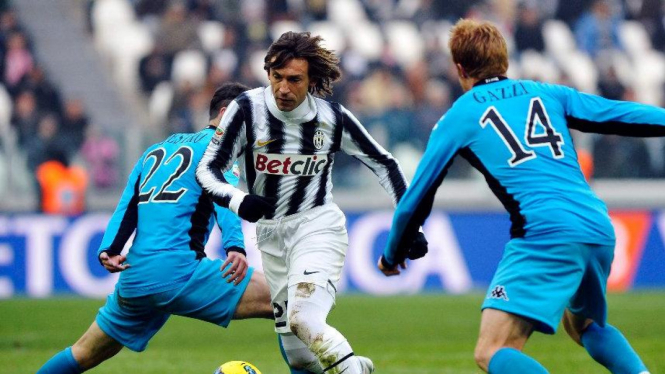 Pemain Juventus, Andrea Pirlo (tengah)