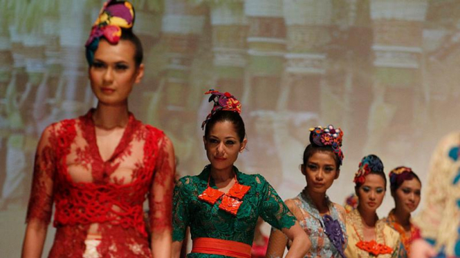 Offerings Lenny Agustin di Indonesia Fashion Week 2012