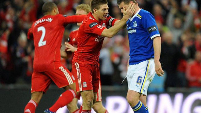 Steven Gerrard (kiri) menghibur Anthony Gerrard