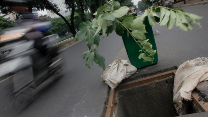 Hilang Penutup Gorong-gorong di Jalan Sudirman Jakarta