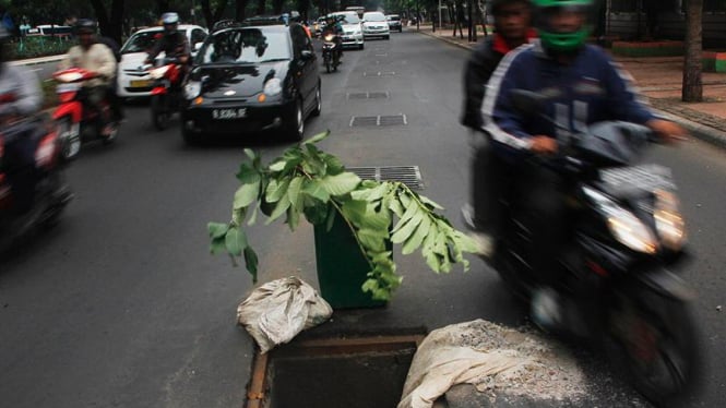 Hilang Penutup Gorong-gorong di Jalan Sudirman Jakarta