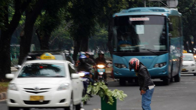 Hilang Penutup Gorong-gorong di Jalan Sudirman Jakarta