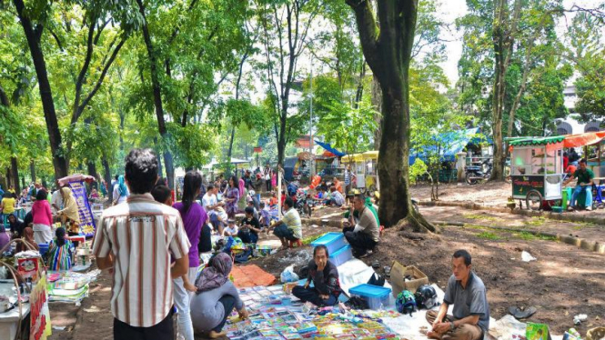 Pedagang penuhi Taman Lansia di Bandung