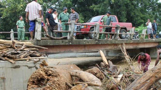 Banjir bandang di Mandailing Natal, Sumatra Utara