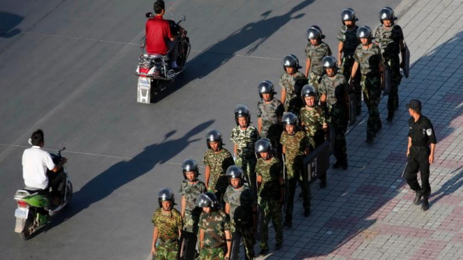 Polisi anti kerusuhan China berpatroli di Kota Kashgar Provinsi Xinjiang
