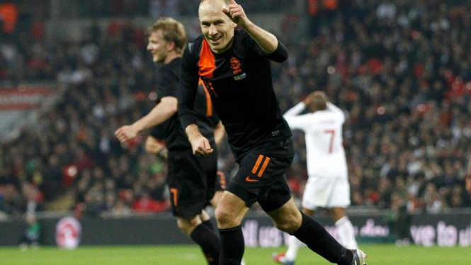 Arjen Robben (Timnas Belanda) merayakan gol ke gawang Inggris