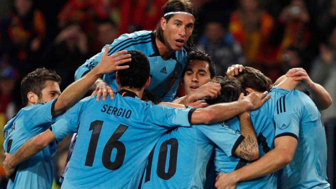 Pemain Timnas Spanyol merayakan gol Roberto Soldado