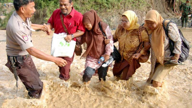 Evakuasi banjir bandang Aceh