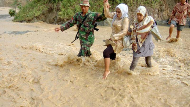 Evakuasi banjir bandang Aceh