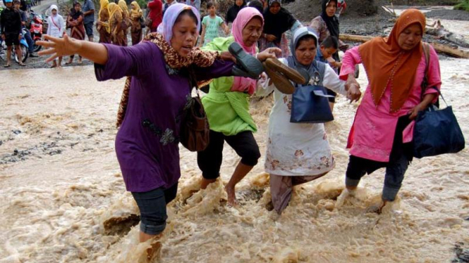Evakuasi banjir bandang Aceh